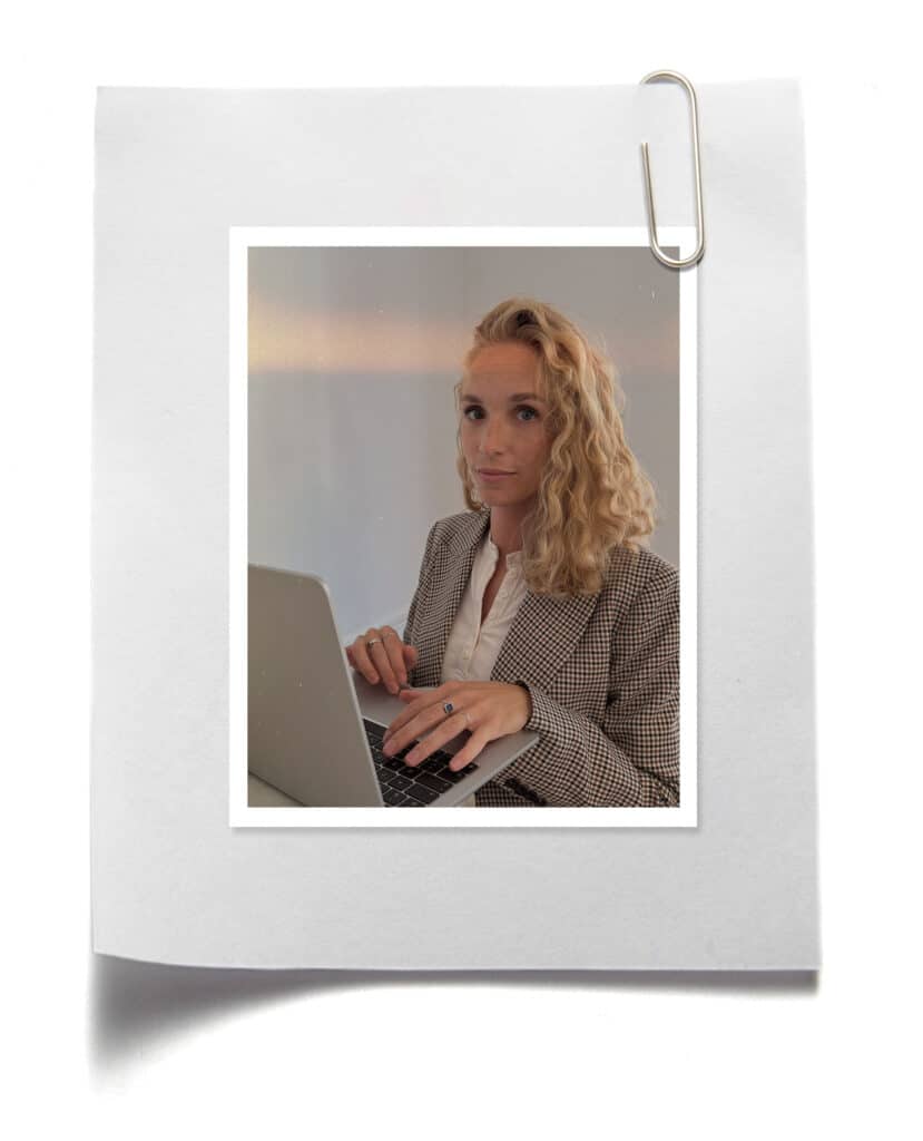 Photo portrait de Noémie Collin, graphiste digital & print à l'agence de communication digitale Mon Agence à Liège